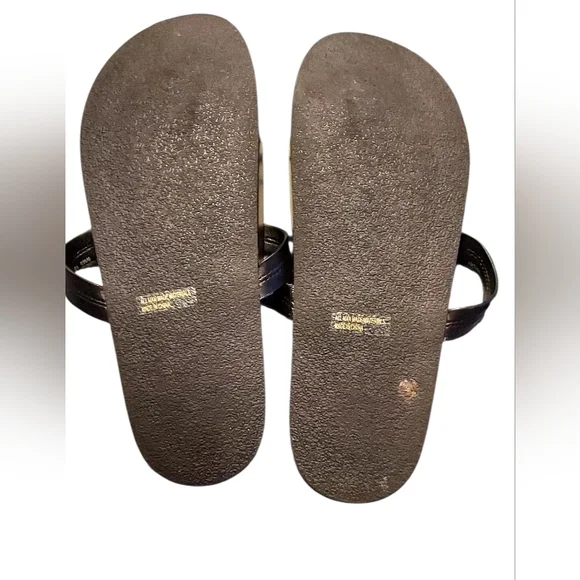 DV by Dolce Vita Black Laser-Cut Medallion Thong Sandals - Picture 3 of 4